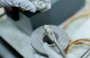 高性能软体海绵高效增硬剂能够显著增强聚氨酯软泡的撕裂强度及压缩变形性能