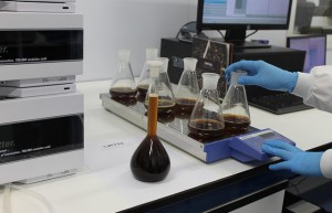 研究聚氨酯泡沫湿热老化助剂如何抑制聚酯型聚氨酯在高温高湿环境下的水解